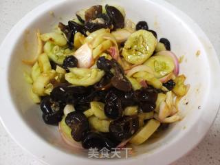 蒜泥洋葱黄瓜木耳的做法步骤：7
