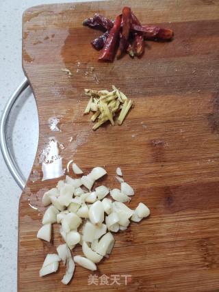 包菜炒卤肉的做法步骤：4
