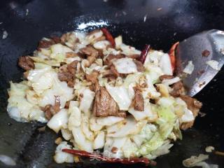 包菜炒卤肉的做法步骤：5