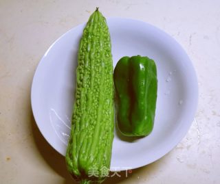 素炒青椒苦瓜的做法步骤：1