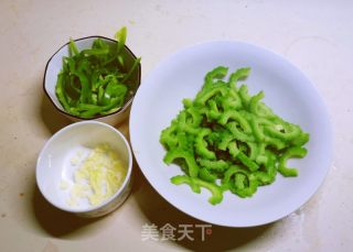 素炒青椒苦瓜的做法步骤：5