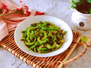 素炒青椒苦瓜的做法步骤：13