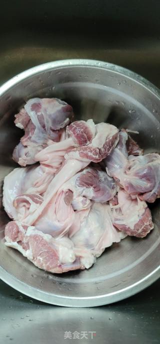 红烧护心肉面筋的做法步骤：1