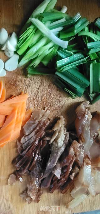 蒜苗炒腊肉的做法步骤：2