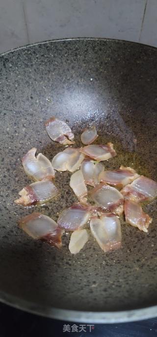 蒜苗炒腊肉的做法步骤：3