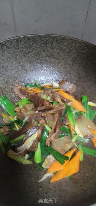 蒜苗炒腊肉的做法步骤：7