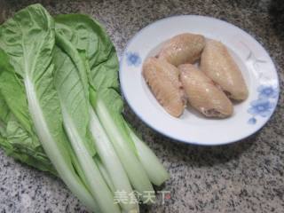 鸡翅中炒毛毛菜的做法步骤：1