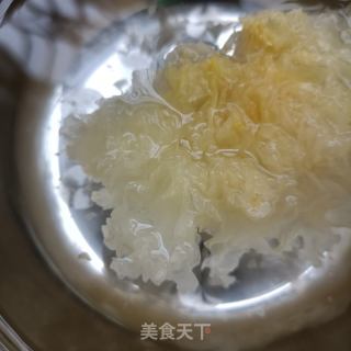 百合花银耳糖水的做法步骤：1