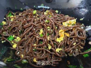 香葱鸡蛋炒红薯饸饹面的做法步骤：4