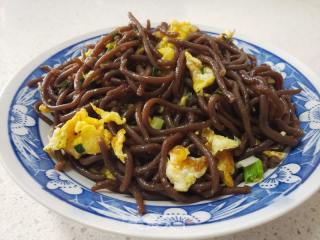 香葱鸡蛋炒红薯饸饹面的做法步骤：5