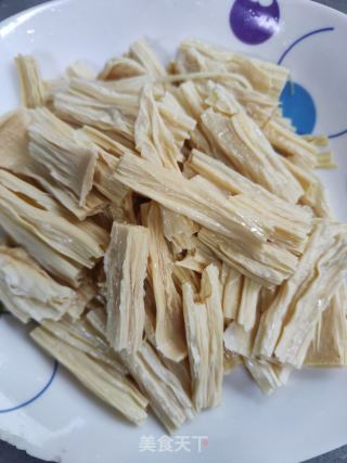 五花肉烧腐竹菌菇的做法步骤：1