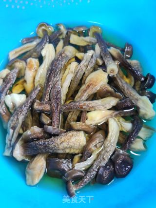 五花肉烧腐竹菌菇的做法步骤：2