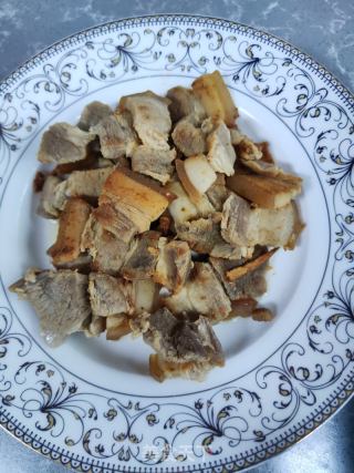 五花肉烧腐竹菌菇的做法步骤：3