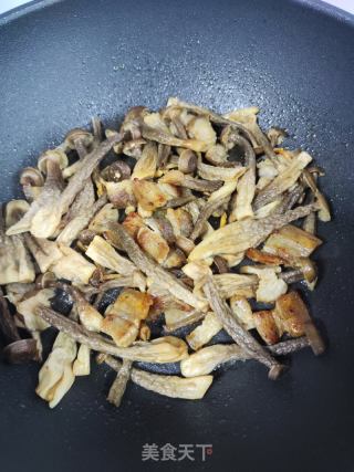 五花肉烧腐竹菌菇的做法步骤：5