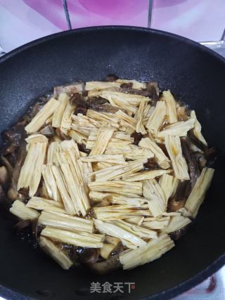 五花肉烧腐竹菌菇的做法步骤：6