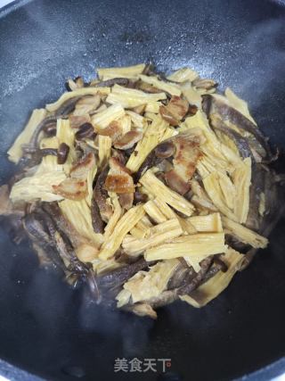 五花肉烧腐竹菌菇的做法步骤：7