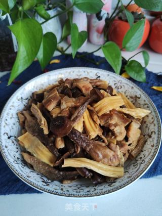 五花肉烧腐竹菌菇的做法步骤：8