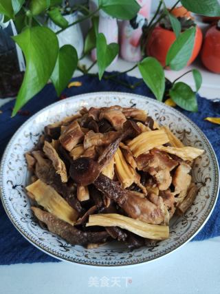 五花肉烧腐竹菌菇的做法步骤：9