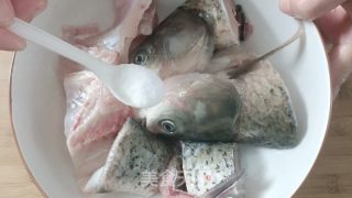 鱼头烧豆腐的做法步骤：1