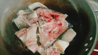 鱼头烧豆腐的做法步骤：3