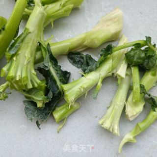 西兰花梗炒蛋的做法步骤：1