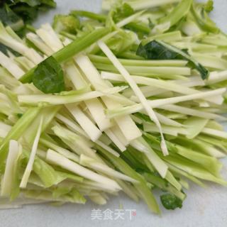 西兰花梗炒蛋的做法步骤：2