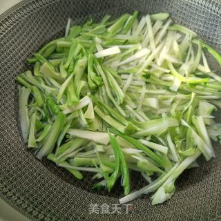 西兰花梗炒蛋的做法步骤：3