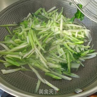 西兰花梗炒蛋的做法步骤：4