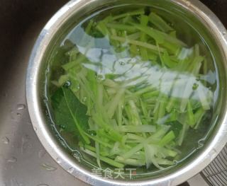 西兰花梗炒蛋的做法步骤：5