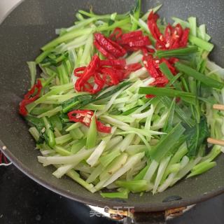 西兰花梗炒蛋的做法步骤：14