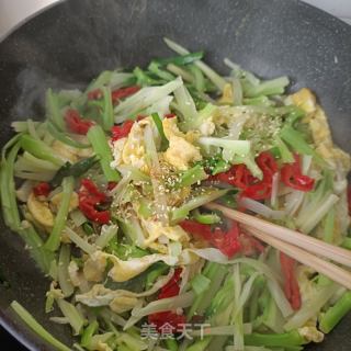 西兰花梗炒蛋的做法步骤：17