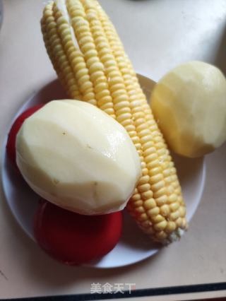 蕃茄玉米土豆扇骨汤的做法步骤：1