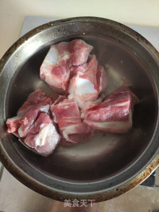 蕃茄玉米土豆扇骨汤的做法步骤：2