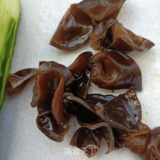 煎鸡胸肉拌黄瓜的做法步骤：1