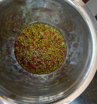双豆芡实小米粥的做法步骤：2