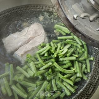 豇豆回锅肉的做法步骤：3