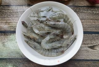 水煮鱿鱼虾的做法步骤：1