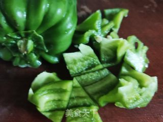 番茄青椒炒茄丁的做法步骤：2