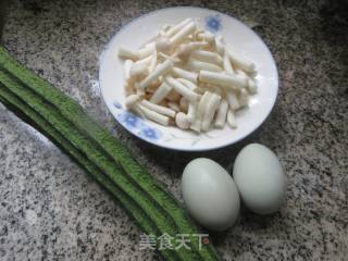 海鲜菇咸鸭蛋炒棱角丝瓜的做法步骤：1