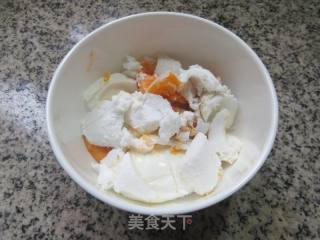 海鲜菇咸鸭蛋炒棱角丝瓜的做法步骤：2