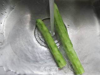 海鲜菇咸鸭蛋炒棱角丝瓜的做法步骤：3