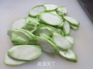 海鲜菇咸鸭蛋炒棱角丝瓜的做法步骤：4