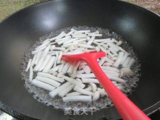 海鲜菇咸鸭蛋炒棱角丝瓜的做法步骤：5