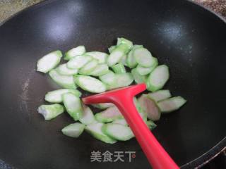 海鲜菇咸鸭蛋炒棱角丝瓜的做法步骤：6