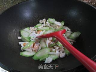 海鲜菇咸鸭蛋炒棱角丝瓜的做法步骤：7
