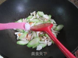 海鲜菇咸鸭蛋炒棱角丝瓜的做法步骤：8