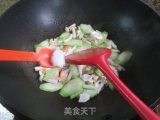 海鲜菇咸鸭蛋炒棱角丝瓜的做法步骤：9