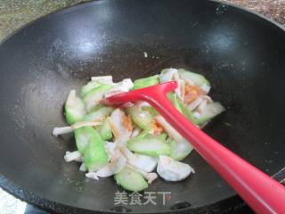 海鲜菇咸鸭蛋炒棱角丝瓜的做法步骤：10