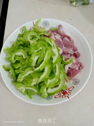 苦瓜炒肉的做法步骤：1