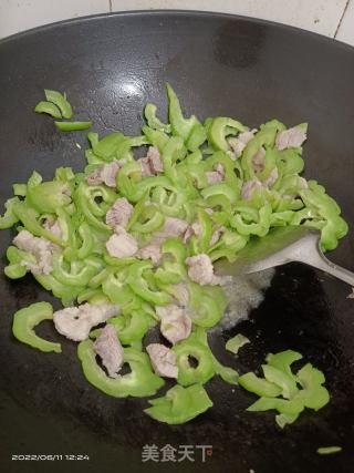 苦瓜炒肉的做法步骤：3